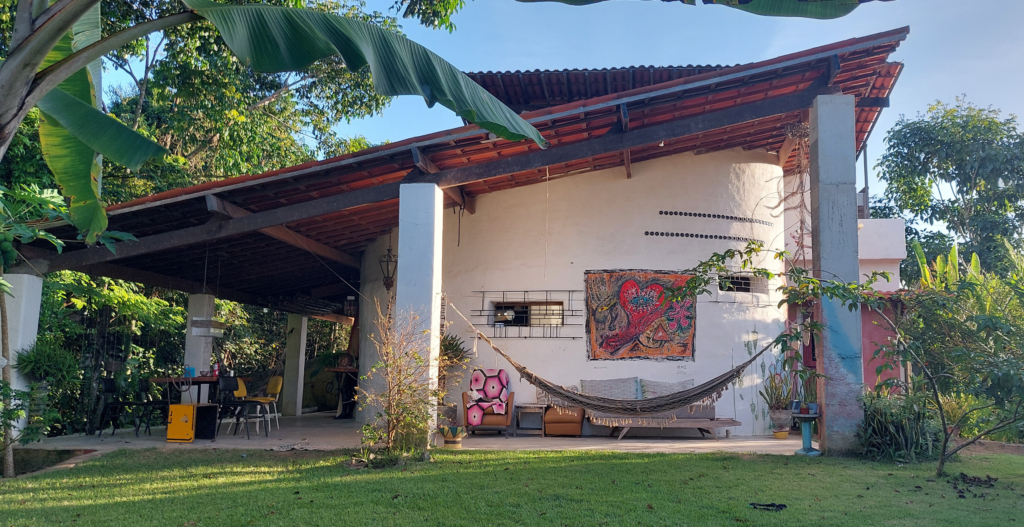 Casa ecológica construída com 1386 sacos de polipropileno.